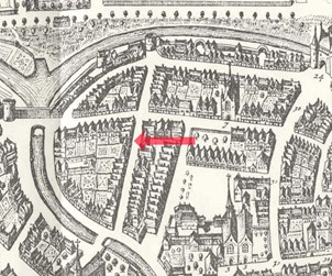 <p>Uitsnede uit de vogelvluchtplattegrond van de stad Zwolle uitgegeven door Joan Bleau in 1652 met daarop de locatie van de Doopsgezinde schuilkerk aangegeven met een rode pijl. </p>
